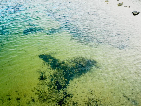 Légi felvétel a tenger felszínén kristálytiszta vízzel — Stock Fotó