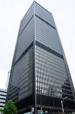 Arka planında gri gökyüzü olan modern siyah gökdelen.