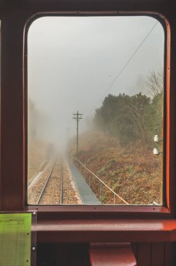 Füniküler pencereden soğuk sabah sisi