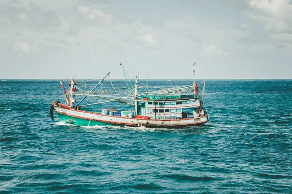 Barco Peixe Solitário Oceano Perto Tailândia — Fotografia de Stock