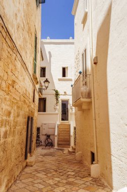 İtalya 'da dar geçitin sonundaki beyaz ev.