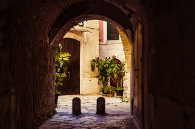 Yeşil Pla manzaralı binanın altındaki dar geçit.