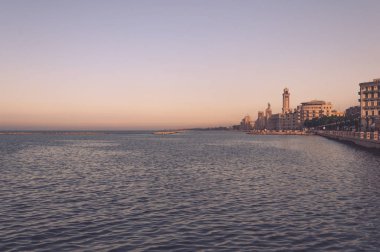 İtalya 'da deniz kıyısında muhteşem bir gün batımı.