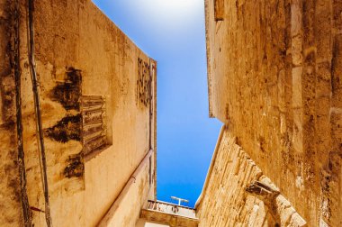 İtalya 'daki antik binalar arasında mavi güneşli gökyüzü