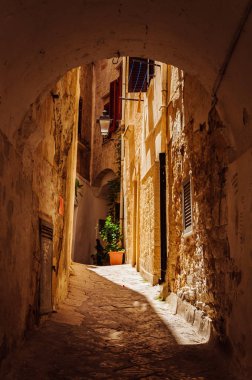 İtalya 'daki binalar arasındaki geçişi daralt