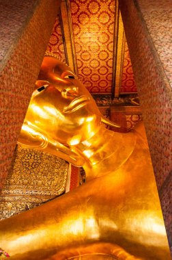 Büyük altın Buda heykeli yakın çekimde.