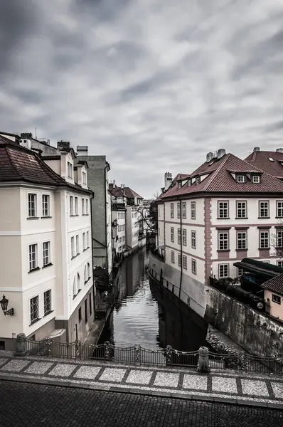 Vue spectaculaire sur le canal de Prague dans la partie centrale de la ville — Photo
