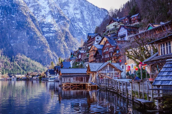 Hallstatt view from the lake with snow covered mountains on the — Stock Photo, Image