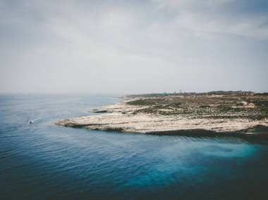 Soğuk denizde muhteşem bir hava manzarası.
