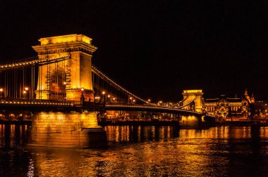 Budapeşte köprüsünün arkasında karanlık bir gökyüzü vardı.