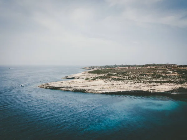 Soğuk denizde muhteşem bir hava manzarası.