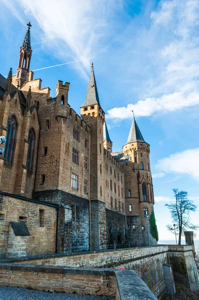 Üzerinde hafif bulutlu bir gökyüzü olan eski bir şatonun antik binası.