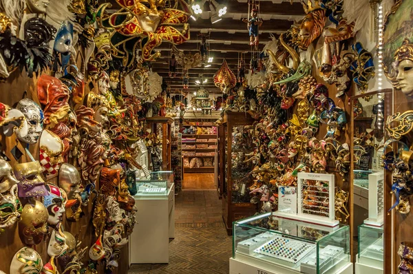Roma, İtalya - 25 Aralık 2017 - Maskeli hediyelik eşya dükkanı