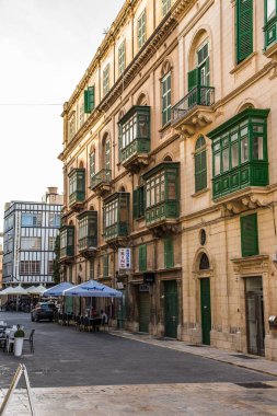 Valletta, Malta - 20 Haziran 2019 - Merkezdeki tipik sokak 