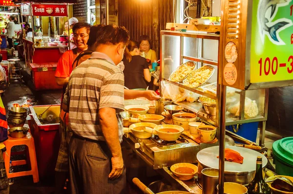 2015年7月11日 泰国曼谷 男子在曼谷唐人街地区的市场上购买食物 — 图库照片