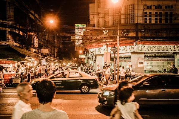 Bangkok Tailandia Julio 2015 Mujer Frente Tráfico Pesado Capital Tailandia — Foto de Stock