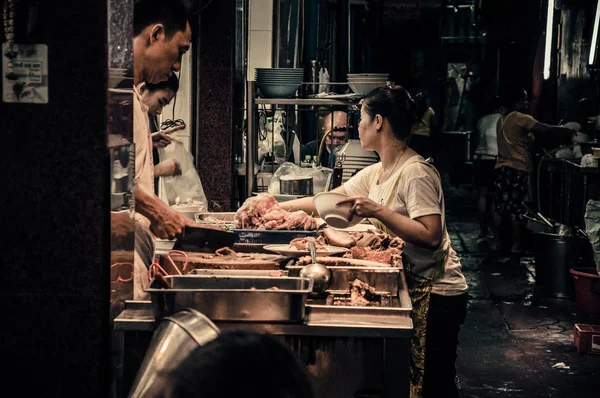 Bangkok Tajlandia Lipca 2015 Kobieta Kupuje Żywność Rynku Dzielnicy Chinatown — Zdjęcie stockowe