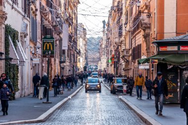 Roma, İtalya - 25 Aralık 2017 - Şehir merkezinde Dar Sokak