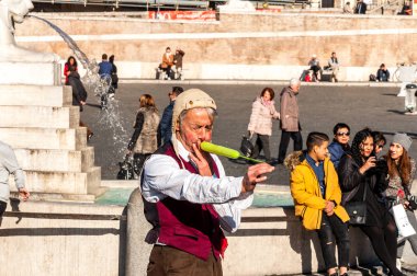 Roma, İtalya - 25 Aralık 2017 - Şehir merkezinde sokak oyuncusu 