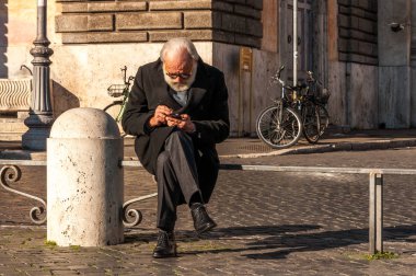Roma, İtalya - 25 Aralık 2017 - Yaşlı adam bariyerde oturuyor