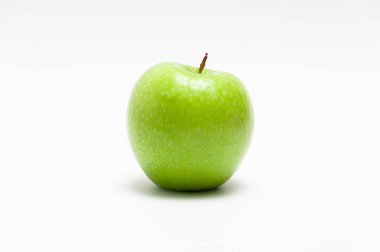 Taze yeşil elma beyaz üzerine