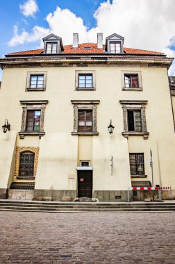 Şehir merkezinde eski bir ev.