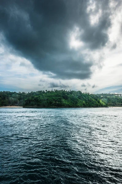 Pequena Ilha Coberta Floresta Com Nuvens Escuras Fundo — Fotografia de Stock