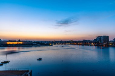 Malta koyunda güzel bir gün batımı