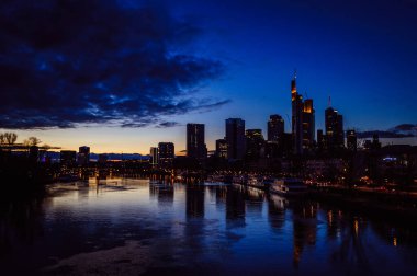 Frankfurt 'un gökdelenleri üzerinde akşam gökyüzü yansıyor.