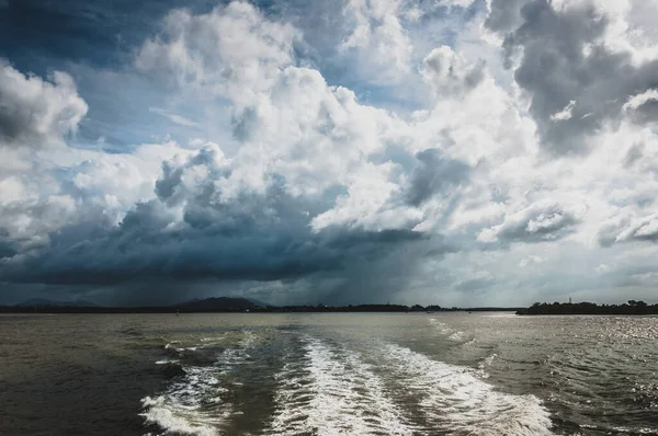 Céu Escuro Com Nuvens Pesadas Sobre Água Suja Oceano — Fotografia de Stock