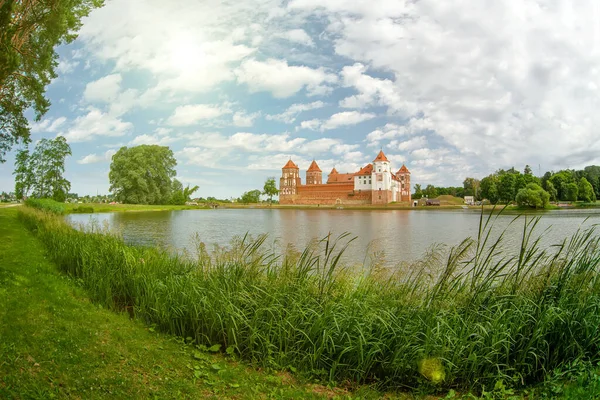 Starověký hrad u jezera — Stock fotografie