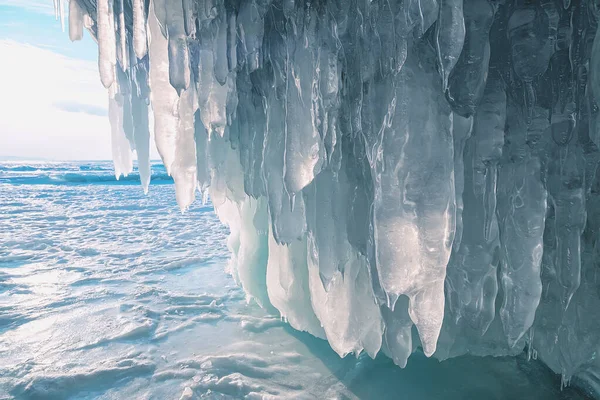 Блоки льда в виде арки у входа в ледяной грот — стоковое фото