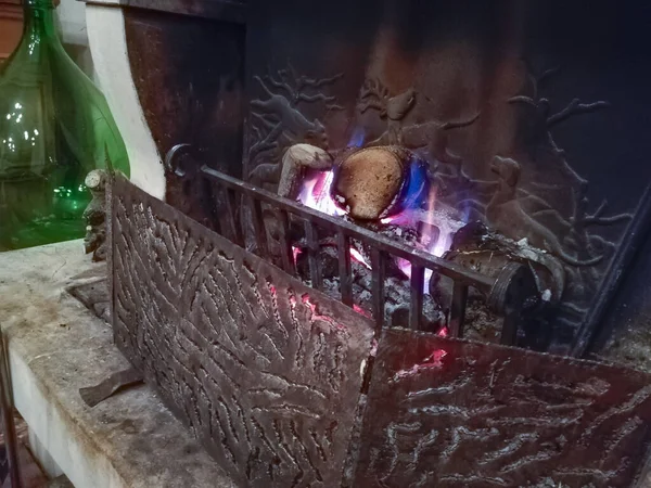 Cheminée au feu dans la taverne italienne flamme d'énergie vieux style dans une chambre rustique, taverne . — Photo