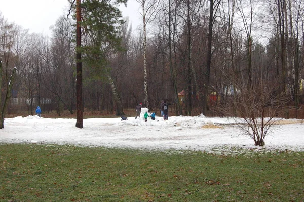 Дети Играют Парке Искусственным Снегом Посреди Зеленой Травы Осенью Москве — стоковое фото