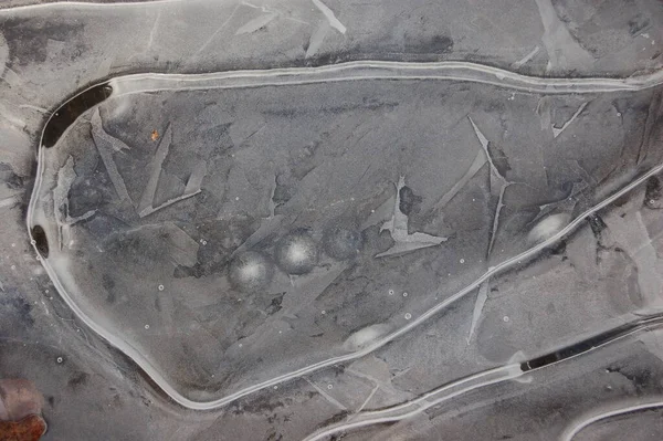 Donmuş bir su birikintisinde buz kalıpları