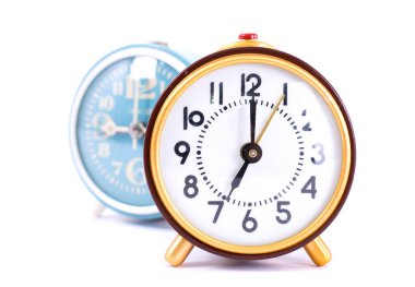 Beyaz arka plan üzerinde izole retro saat. Yakın çekim.