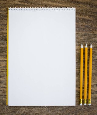 Kağıt ve kalem ahşap masa üzerinde. yakın çekim.