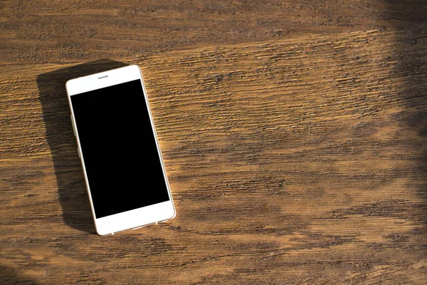 Teléfono blanco en una mesa de madera. primer plano — Foto de Stock
