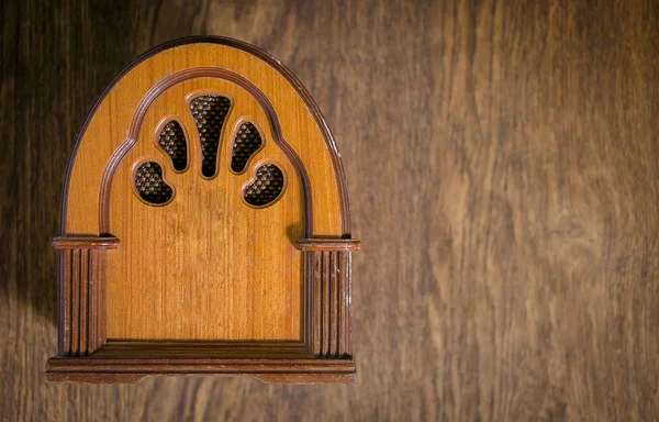 Retro radio on old wooden table table. close-up. — Stock Photo, Image