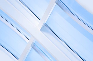 Geometrik üçgenler ve çizgili mavi arka plan.