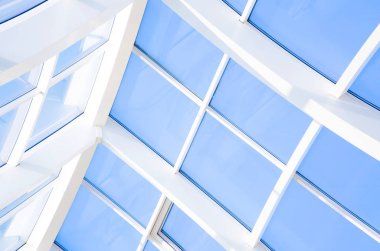 Geometrik üçgenler ve çizgili mavi arka plan.