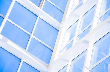 Geometrik üçgenler ve çizgili mavi arka plan.