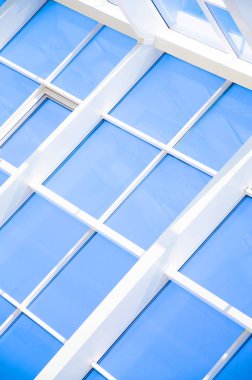 Geometrik üçgenler ve çizgili mavi arka plan.