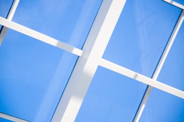 Geometrik üçgenler ve çizgili mavi arka plan.