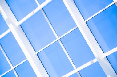 Geometrik üçgenler ve çizgili mavi arka plan.