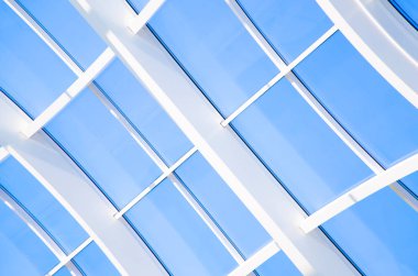 Geometrik üçgenler ve çizgili mavi arka plan.