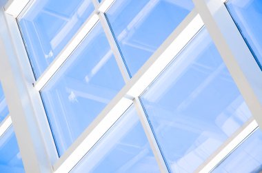 Geometrik üçgenler ve çizgili mavi arka plan.