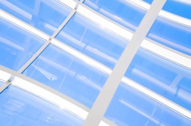 Geometrik üçgenler ve çizgili mavi arka plan.