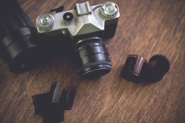 Retro fotoğraf makinesi üzerinde ahşap bir masa. Vintage tarzı.