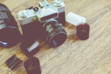 Retro fotoğraf makinesi üzerinde ahşap bir masa. Vintage tarzı.